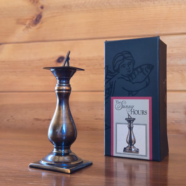 Sunny Hours – A Pocket Sundial for Timeless Exploration - Deutsche Optik