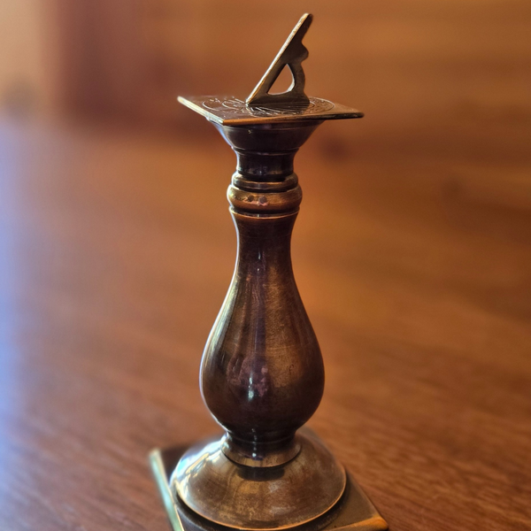 Sunny Hours – A Pocket Sundial for Timeless Exploration - Deutsche Optik