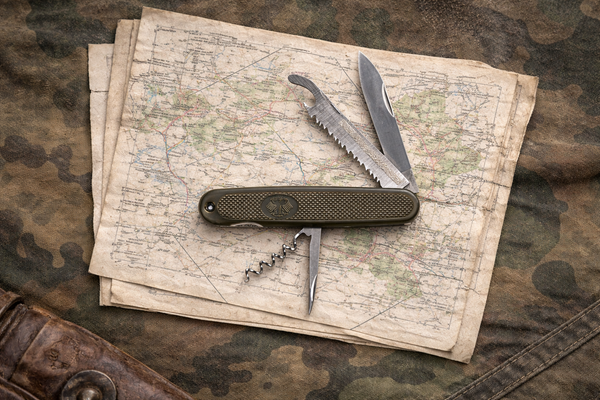 German Army-Style Pocket Knife – Multi-Tool Folding Knife with Saw
